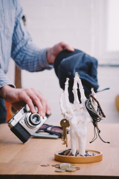 Skeleton Hand Schmuckaufbewahrung